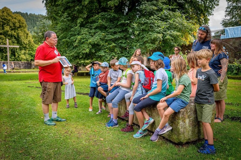 Das Kloster mit Kinderaugen erkundet