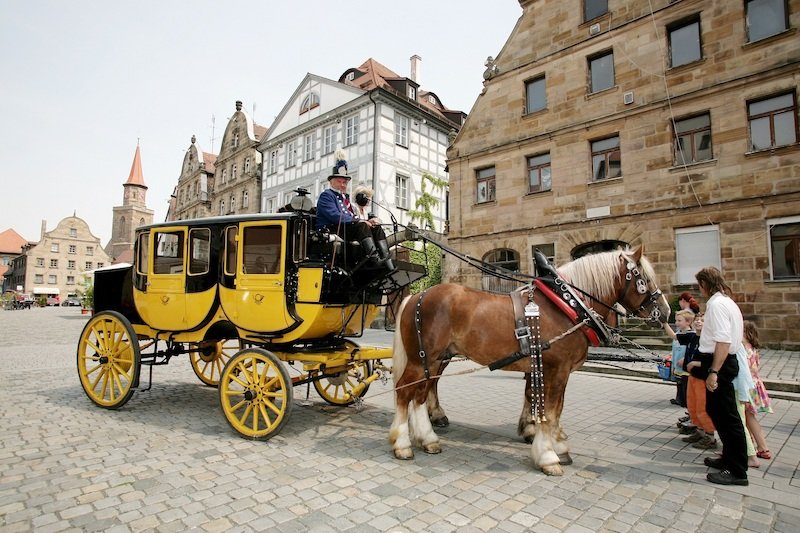 "Hoch auf dem gelben Wagen" - Mit der historischen Postkutsche unterwegs