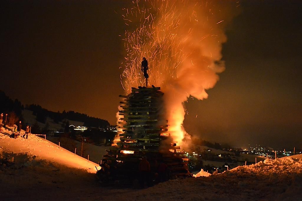 Funkenfeuer in Bihlerdorf