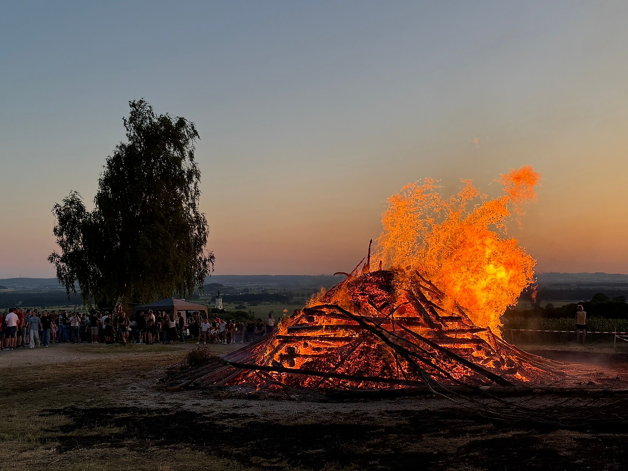 Johannisfeuer auf der Platte