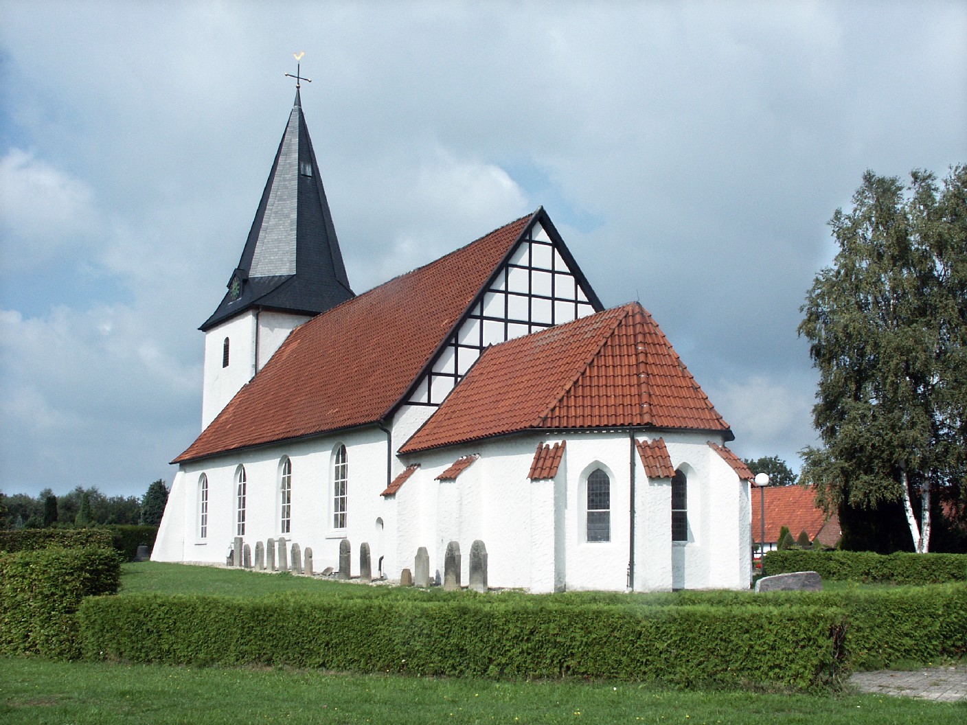 Besondere Grabsteine und Pflanzen auf dem Burlager Friedhof