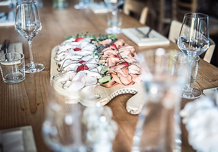 Weinprobe mit Weinbergsführung und rustikaler Brotzeit